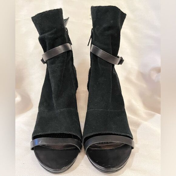 Tsubo Black Suede peep toe ankle boots, like new, size 7.5 - Picture 4 of 14